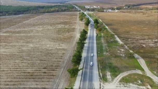 航空写真。郊外の高速道路の頂上からの眺め. — ストック動画