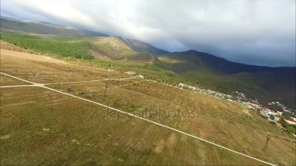 Luftaufnahmen. Blick auf die schöne Berglandschaft. — Stockvideo