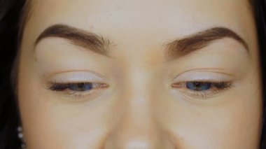 Mavi lens genç kadının gözünde Close-Up.