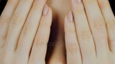 Kadın yüzünü önünde onun avuç içi yayılır ve gözleri kontakt lensler ile gösterir.