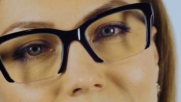 Närbild av en kvinnas ögon i glas för synen. — Stockvideo