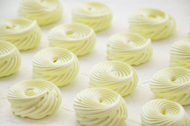 Güneşli bir masada nane şekeri