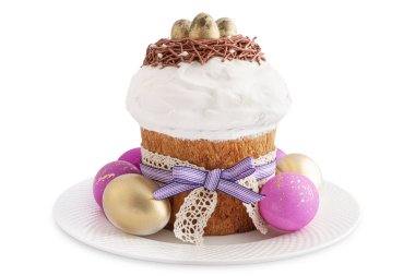 Beyaz arka planda renkli yumurtaları olan Paskalya pastası.