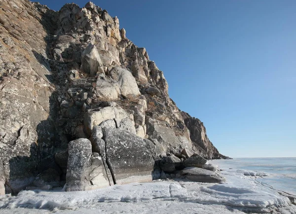 Steniga stranden av Lake Baikal på vintern — Stockfoto