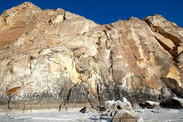 Steniga stranden av Lake Baikal på vintern — Stockfoto