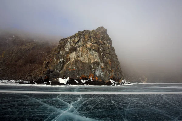 Rocky shore av Bajkalsjön i dimman på vintern — Stockfoto