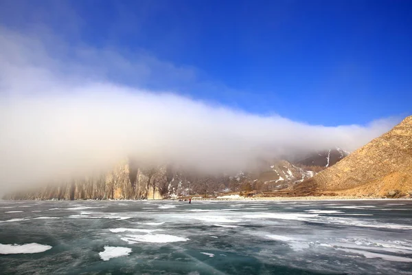 Riva rocciosa del lago Baikal nella nebbia in inverno — Foto Stock
