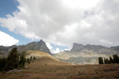 Doğal Park Ergaki 'de bir dağ aralığı