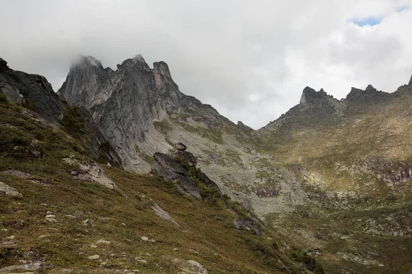 Une chaîne de montagnes dans le parc naturel Ergaki — Photo