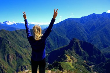 Antik şehir Machu Picchu arayan sarışın kadın. Machu Picchu dağ, Peru'dan havadan görünümü