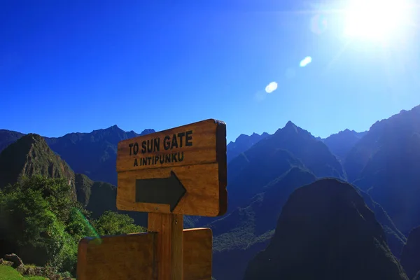 Assine, apontador para o portão do sol da cidade inca perdida Machu Picchu, Peru — Fotografia de Stock