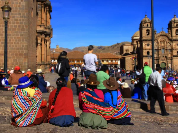 Perulu kadınların geleneksel giysiler içinde görünüyor eski Festivali antik kentin Cusco, Peru