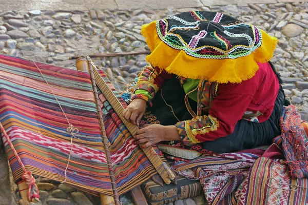 Perulu kadın - weaver geleneksel elbise Peru bir goblen dokuma