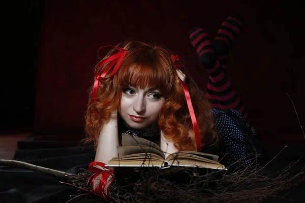 A vörös hajú lány boszorkány — Stock Fotó