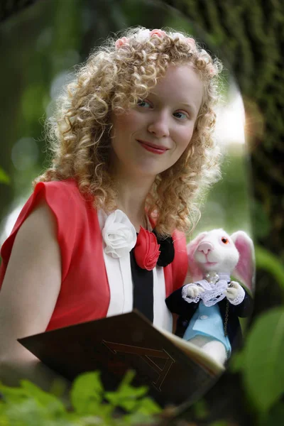 Słodka dziewczyna na obrazku Alice od czarów — Zdjęcie stockowe