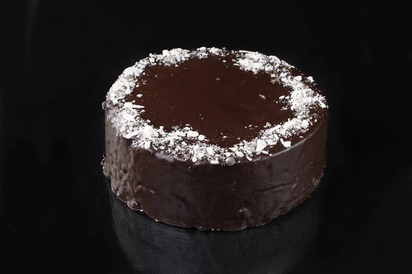 Торт на черном фоне — стоковое фото