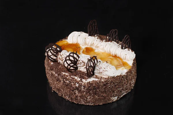 Gâteau sur fond noir — Photo