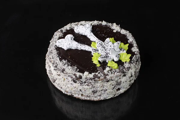 黒い背景にケーキ — ストック写真