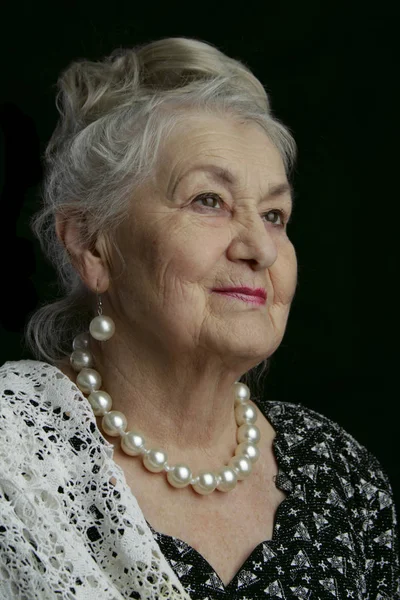 Uma mulher muito velha. Uma mulher de oitenta anos. Retrato de estúdio de uma mulher velha — Fotografia de Stock