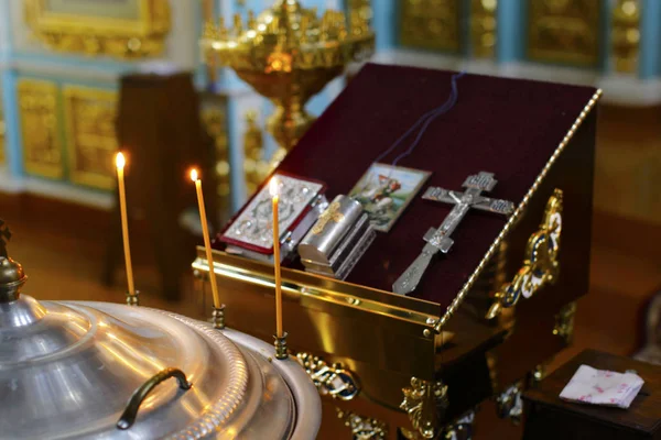 Accesorios de iglesia. Los objetos de la iglesia son velas de una tina para el bautismo. Accesorios de iglesia para el bautismo — Foto de Stock