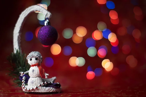 Spielzeug Schneemann Auf Bokeh Hintergrund Neujahrskarte Weihnachtsbaumspielzeug Dekoration Für Den — Stockfoto