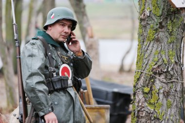 Beyaz Rusya, Gomel, 21 Kasım 2016, ikinci dünya War.Soldier bir cep telefonu ile İkinci Dünya Savaşı Alman ordusunun savaş yeniden inşası. Savaş yeniden inşası. Alman asker