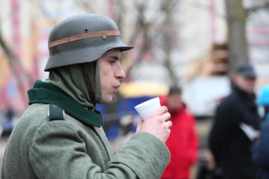 Beyaz Rusya, Gomel, 21 Kasım 2016, İkinci Dünya Savaşı mücadelesi yeniden inşası. Dünya Savaşı'nın bir Alman askeri çay içer. Alman asker