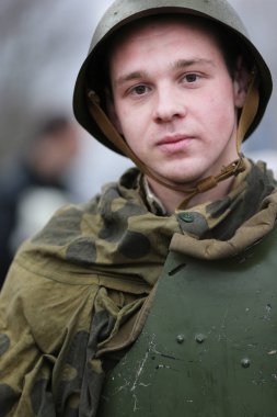 Beyaz Rusya, Gomel, 21 Kasım 2016, İkinci Dünya Savaşı mücadelesi yeniden inşası. İkinci Dünya Savaşı'nın çocuklarıyız. Genç bir askerdir. Asker çocuk
