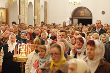 Beyaz Rusya, Gomel şehir, Aziz Nikolaos Manastırı 01.05 Paskalya kilise tatil kutluyor. 2016 yıl. Kilisenin Easter.A kalabalık insan kilise kutlama sırasında bilinmeyen insanlar. Ey iman edenler