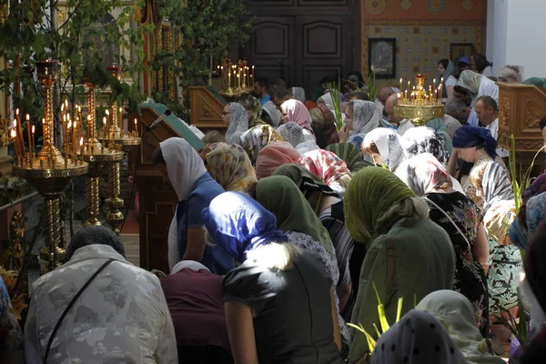 벨라루스 니콜라스 수도원 종교적 2016 그들의 무릎에 교회에 사람들 사람들의 — 스톡 사진