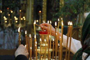 Kilise mum. Kilisede Işık mumlar.