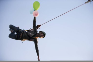 Beyaz Rusya, Gomel, 10.03.2017 yıl bir ip ile Köprüsü'nden atlayarak. Roupejumping