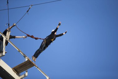 Beyaz Rusya, Gomel, 10.03.2017 yıl bir ip ile Köprüsü'nden atlayarak. Roupejumping