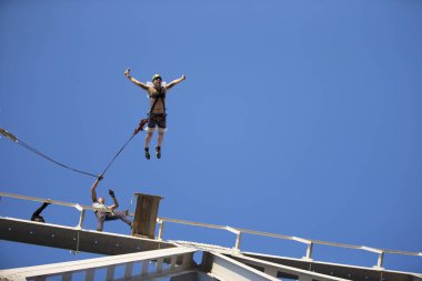 Beyaz Rusya, Gomel, 10.03.2017 yıl bir ip ile Köprüsü'nden atlayarak. Roupejumping