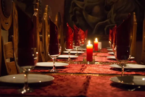 Das Restaurant Hat Einen Reichhaltigen Holztisch Weinrote Tischdecken Teure Holzstühle — Stockfoto