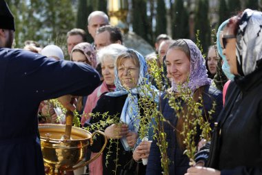 Beyaz Rusya, Gomel şehir, Peter Kilisesi ve Paul 09,04,2017. Palm Sunday.The rahip kutsal su ile insanlar tarafından yağmurlama sanctifies.