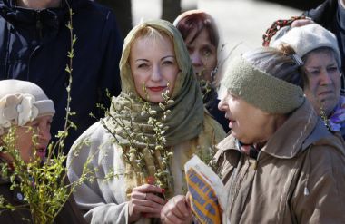 Eski womenelarus, Gomel şehir, Peter Kilisesi ve Paul 09,04,2017 ortasında willow ile genç güzel kadın. Palm Sunday.Old yaş ve gençlik
