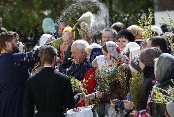 Beyaz Rusya, Gomel şehir, Peter Kilisesi ve Paul 09,04,2017. Palm Sunday.The rahip kutsal su ile insanlar tarafından yağmurlama sanctifies.