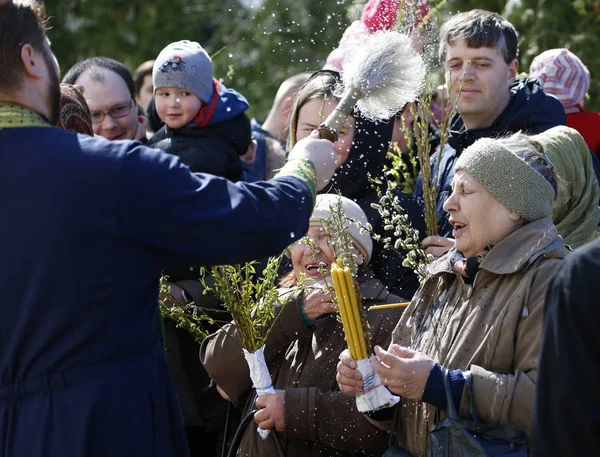 Beyaz Rusya, Gomel şehir, Peter Kilisesi ve Paul 09,04,2017. Palm Sunday.The rahip kutsal su ile insanlar tarafından yağmurlama sanctifies.