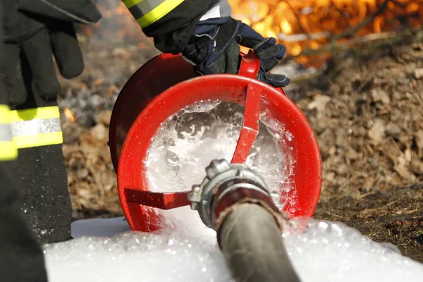 Tűzoltó Kéz Tart Egy Tűzoltó Tömlő Eloltani Tüzet Eloltani Tüzet — Stock Fotó
