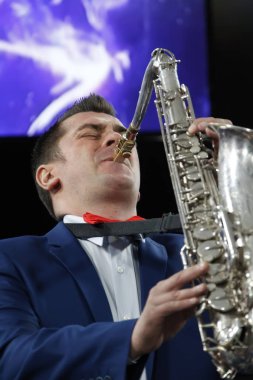 Beyaz Rusya, Gomel, Gomel Kent Orkestrası performansını. 29 Mart, 2017.Playing saksafon. Meslek müzisyen. Saksofoncu. Jazz gerçekleştirme