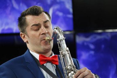 Beyaz Rusya, Gomel, Gomel Kent Orkestrası performansını. 29 Mart, 2017.Playing saksafon. Meslek müzisyen. Saksofoncu. Jazz gerçekleştirme