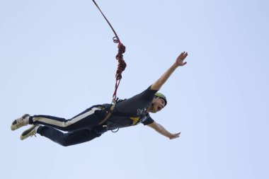 Beyaz Rusya, Gomel, 01 Mayıs 2017.Jumping bir ip ile. İp adam. Ropejumping.