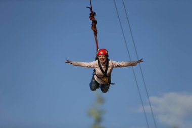 Beyaz Rusya, Gomel, bir ip ile 01 2017.Jumping olabilir. Cesur kız Köprüsü ve gökyüzünde uçar atladı. Ropejumping içinde meşgul. Tehlikeli Hobiler