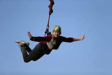 Beyaz Rusya, Gomel, 01 Mayıs 2017.Jumping bir ip ile. Halatlı ile atlama cesur kadın. Çılgın yaşlı bir kadın hobim