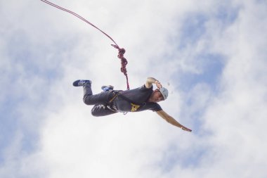 Beyaz Rusya, Gomel, Mayıs 06 2017.Jumping bir ip ile. Halata uçuş aşağı. Ropejumping içinde meşgul. Tehlikeli Hobiler