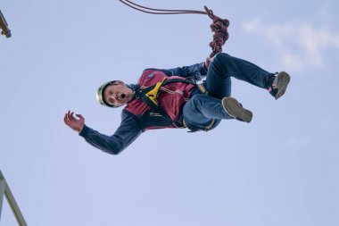 Beyaz Rusya, Gomel, Mayıs 06 2017.Jumping bir ip ile. Halata uçuş aşağı. Ropejumping içinde meşgul. Tehlikeli Hobiler