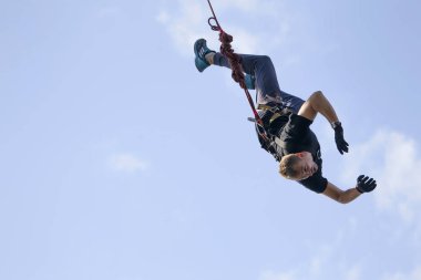 Beyaz Rusya, Gomel, Mayıs 06 2017.Jumping bir ip ile. Halata uçuş aşağı. Ropejumping içinde meşgul. Tehlikeli Hobiler