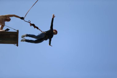 Beyaz Rusya, Gomel, bir ip ile 01 2017.Jumping olabilir. Aşırı adam büyük bir yükseklikten atladı. Ropejumping.