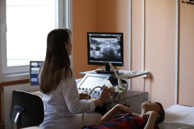 Gomel şehir, Beyaz Rusya 31 Mayıs 2017.Radiological Tıp Merkezi ultrasonik tanı Oda. Doktor tiroid bezinin ultrasonik bir tanı için bilinmeyen bir adam yapar. Tiroid bezinin ultrason
